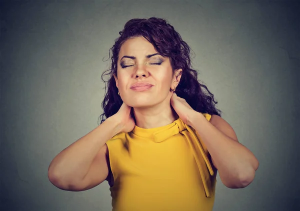 Mujer joven con dolor de cuello — Foto de Stock