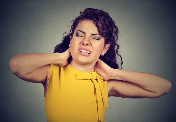 Junge Frau mit Nackenschmerzen — Stockfoto