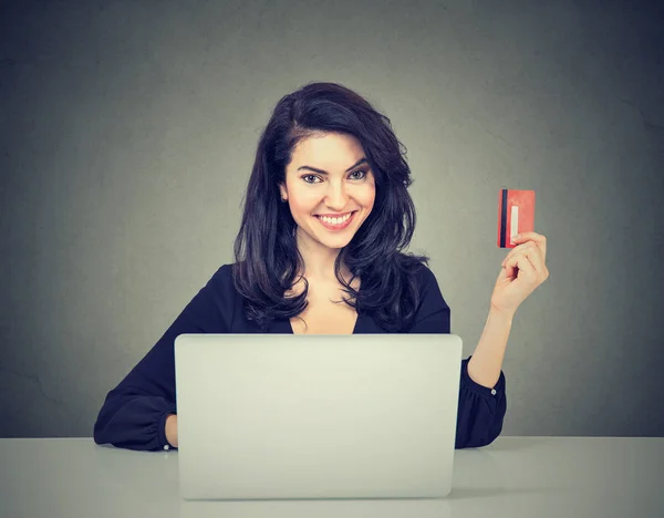 Compras por Internet y pago. Mujer mostrando tarjeta de crédito utilizando ordenador portátil — Foto de Stock
