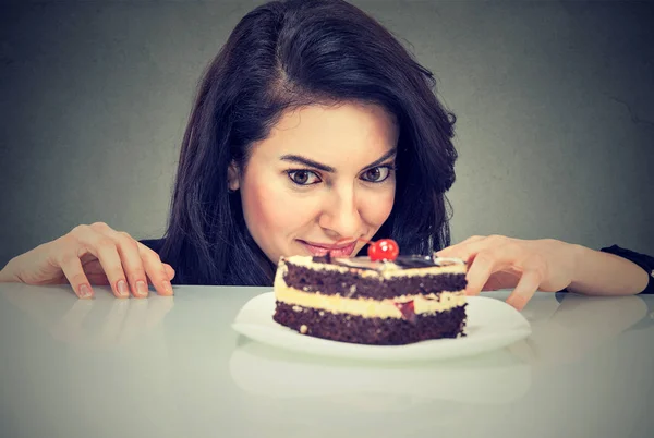Kvinna sugen på tårta efterrätt, ivriga att äta söt mat — Stockfoto