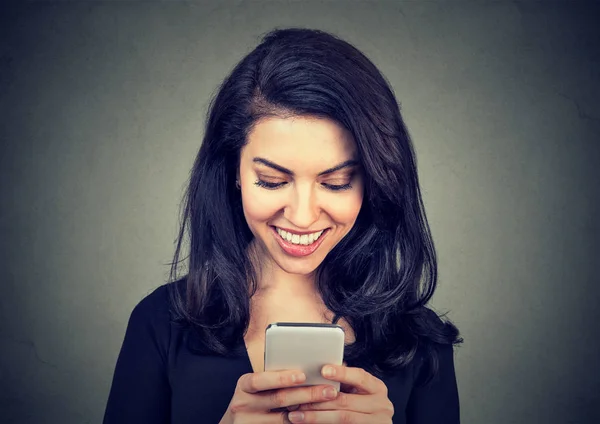 Mulher rindo mensagens de texto no telefone inteligente ter uma agradável conversa gráfico — Fotografia de Stock