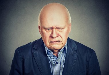 Üzgün yalnız yaşlı adam yalnız hissediyorum