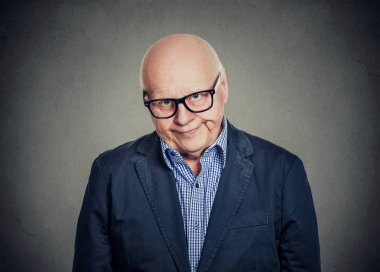 Hayal kırıklığına yaşlı adam kameraya bakan  