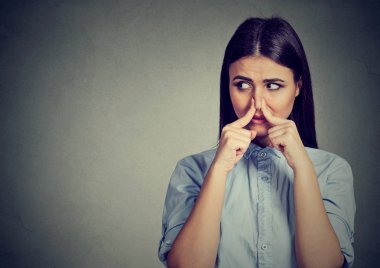 Kadın çocuğu burun parmak görünümü ile tiksinti ile yan bir şey kötü koku kokuyor 