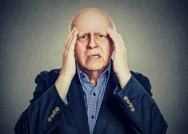 Älterer Mann mit Händen an der Schläfe hat Kopfschmerzen — Stockfoto