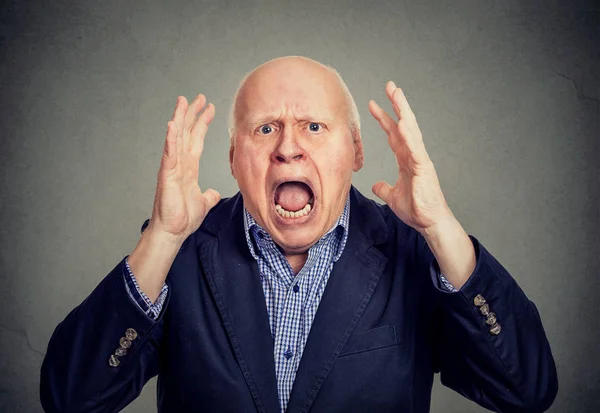 Старший сердитый мужчина кричит — стоковое фото