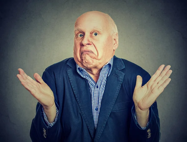 Senior förvirrad man shrugging axlarna — Stockfoto