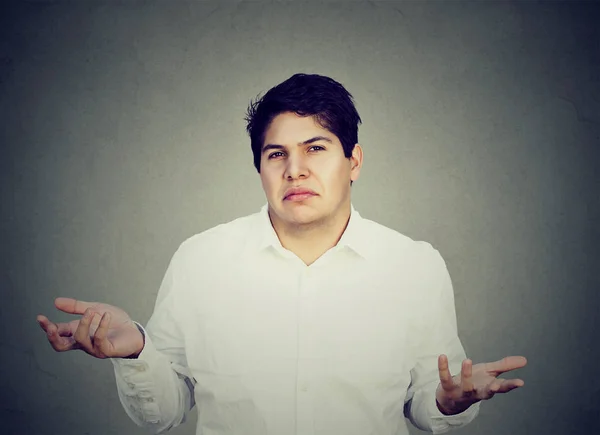 Hombre confuso inseguro encogiéndose de hombros — Foto de Stock