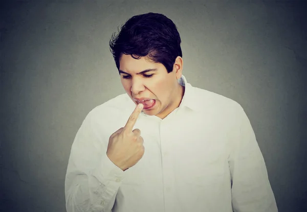 Hombre metiendo el dedo en la boca a punto de vomitar algo chupa —  Fotos de Stock