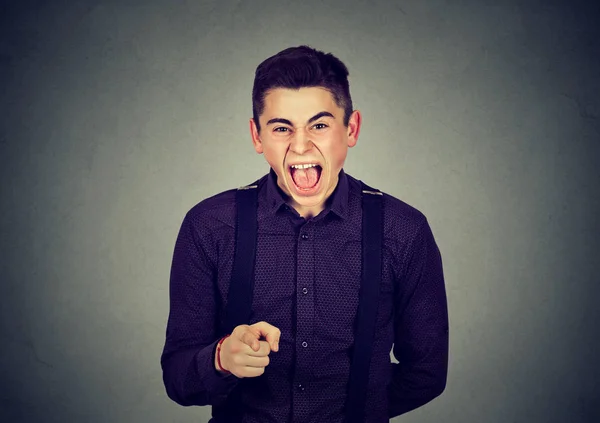 Boze man schreeuwen wijzende vinger naar iemand — Stockfoto