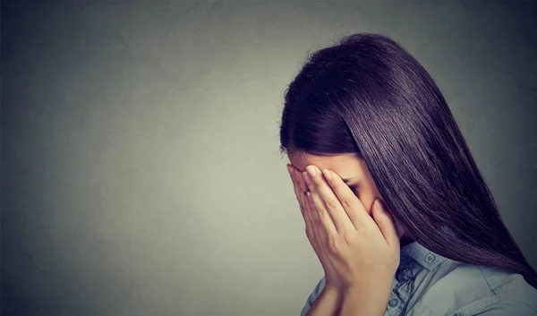 Boční profil smutné ženy, zakryla si tvář rukama — Stock fotografie