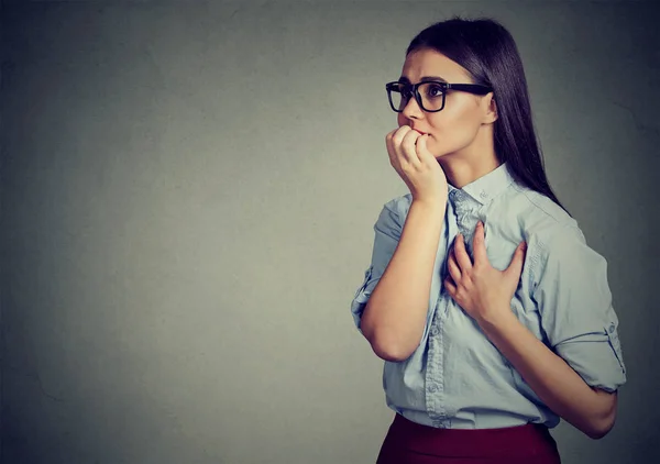 Aarzelend vrouw haar nagels verlangen naar iets of angstig bijten — Stockfoto