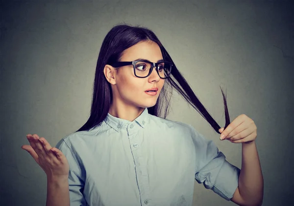 Mujer infeliz sorprendida de que está perdiendo el pelo, retrocediendo la línea del pelo — Foto de Stock