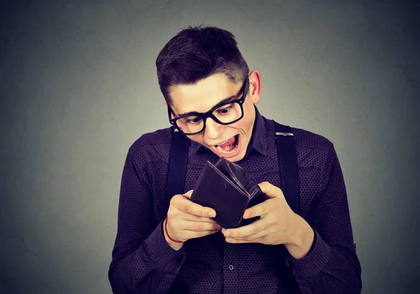 Hombre sorprendido mirando su billetera — Foto de Stock