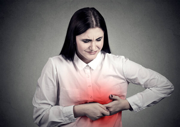 больная женщина с сердечным приступом, болью, прикосновением к груди, окрашенной в красный цвет руками
