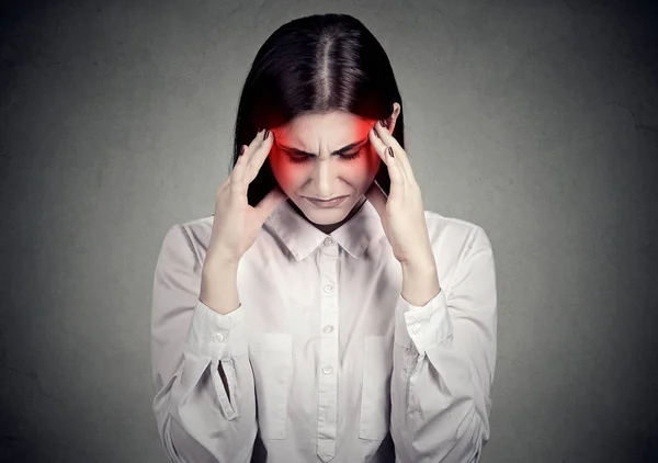 Traurig gestresste Frau mit Kopfschmerzen — Stockfoto