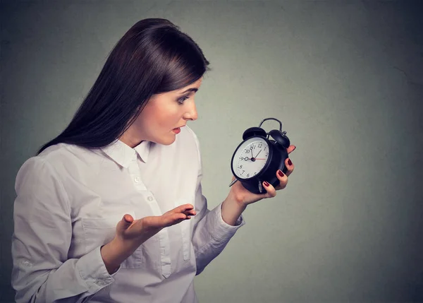 Porträt einer gestresst aussehenden Frau mit Wecker — Stockfoto