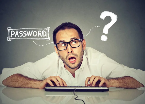 Uomo digitando sulla tastiera cercando di accedere al suo computer password dimenticata — Foto Stock