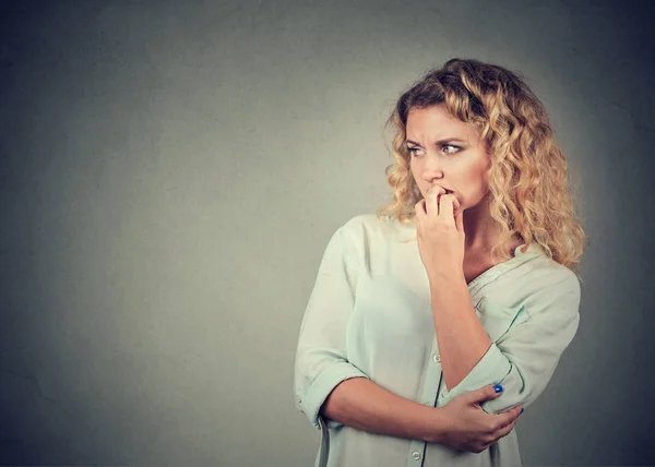 Retrato mujer ansiosa mordiéndose las uñas anhelando algo —  Fotos de Stock