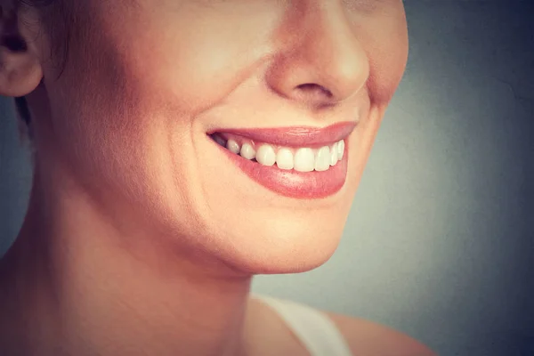 Piękna młoda kobieta uśmiechając się. Zdrowie jamy ustnej. — Zdjęcie stockowe