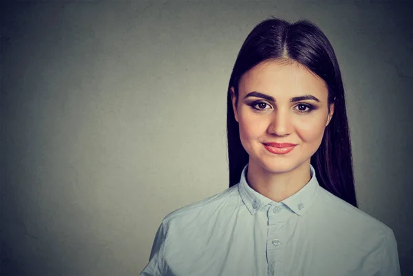 Retrato de una linda joven atractiva —  Fotos de Stock