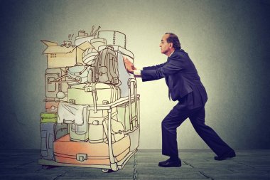 Ofis çalışanı ile ağır Havaalanı kart bastırmak seyahat sırt çantaları ve evrak çantaları