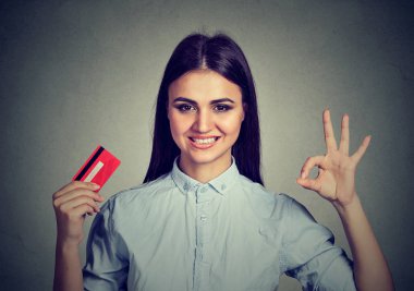 Ok işaret gösteren kredi kartıyla mutlu kadın 