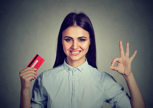 Lycklig kvinna med kreditkort visar ok tecken — Stockfoto