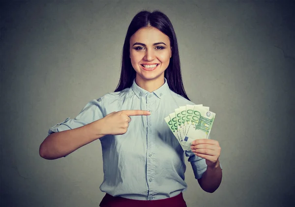 Dinheiro. Mulher de negócios olhando para câmera apontando para o dinheiro — Fotografia de Stock