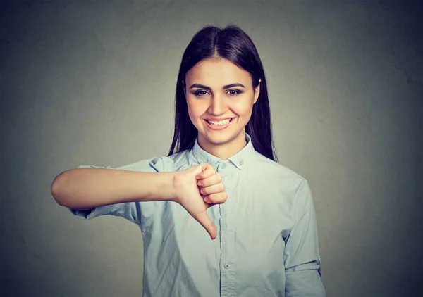 Mujer sonriente mostrando los pulgares hacia abajo — Foto de Stock