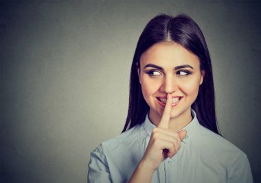Mutlu gizli kız. Dudak hareketi üzerinde parmak ile kadın söyleyerek sus sus 