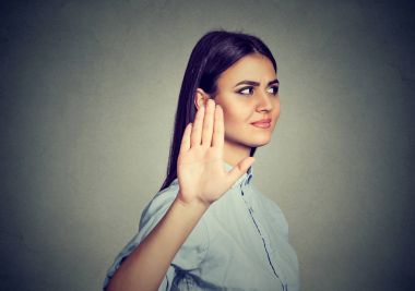 Üzgün kızgın kadın konuşmak el hareketi ile palm dışa doğru