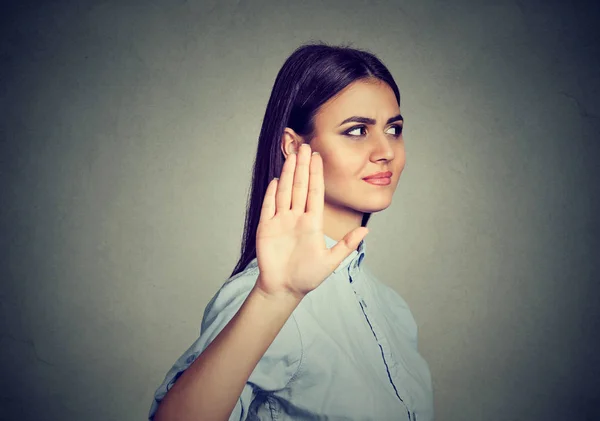 Üzgün kızgın kadın konuşmak el hareketi ile palm dışa doğru — Stok fotoğraf