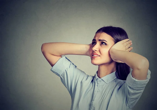 Estressado frustrado mulher cobrindo os ouvidos com as mãos . — Fotografia de Stock