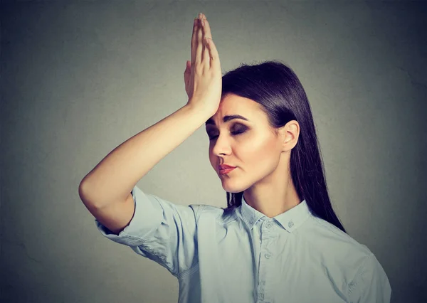 Fehlverhalten. Nahaufnahme Porträt verärgert Frau, klatscht Hand auf Kopf mit duh Moment — Stockfoto