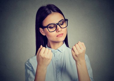 Bakarak mükemmeliyetçi kadın temizlik konusunda takıntılı çivi 