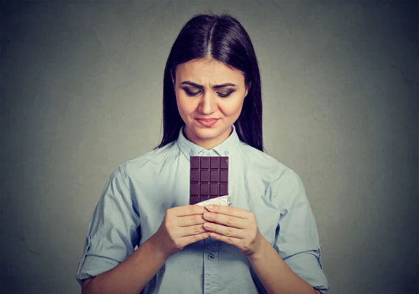 Mujer cansada de restricciones de dieta antojos dulces barra de chocolate — Foto de Stock