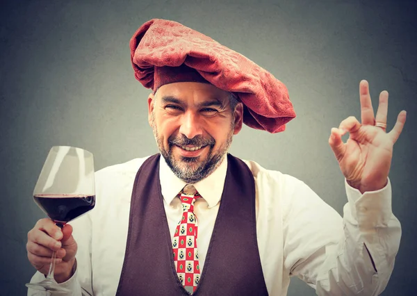 Glücklicher eleganter Mann mit einem Glas Rotwein — Stockfoto