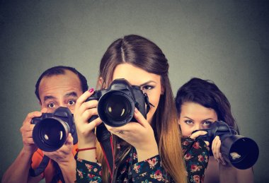 Fotoğrafçılar profesyonel fotoğraf makineleri ile grup  