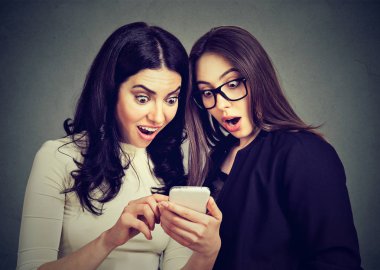 Kahvalti ve hatta bir akıllı telefon izlerken iki hayran kadınlar ev arkadaşı.