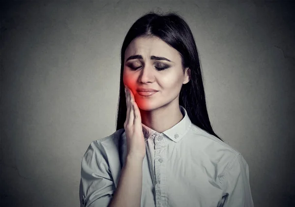 Frau mit empfindlichem Zahnschmerz-Kronenproblem leidet unter Schmerzen — Stockfoto