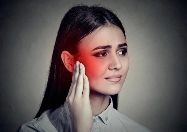 Tinnitus. Mujer enferma con dolor de oído tocando su sien — Foto de Stock