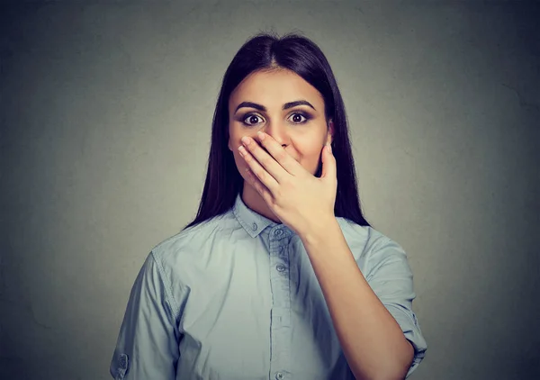 Vrouw op zoek verrast in vol ongeloof overhandigen wijd open mond — Stockfoto