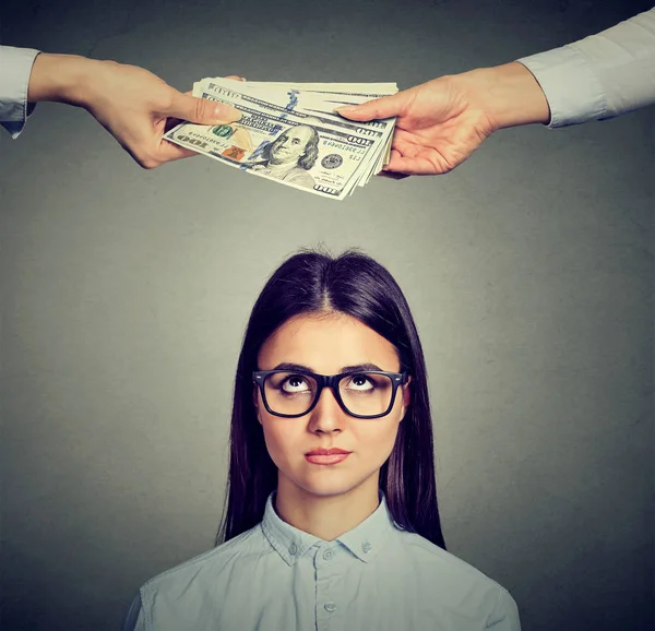 Mujer triste preocupada mirando a las manos intercambiando dinero —  Fotos de Stock