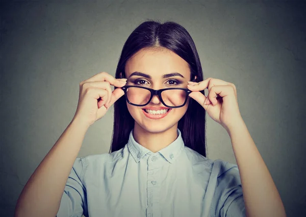 Mujer feliz quitándose las gafas sonriendo — Foto de Stock