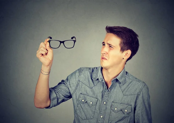 Человек в очках имеет проблемы со зрением — стоковое фото