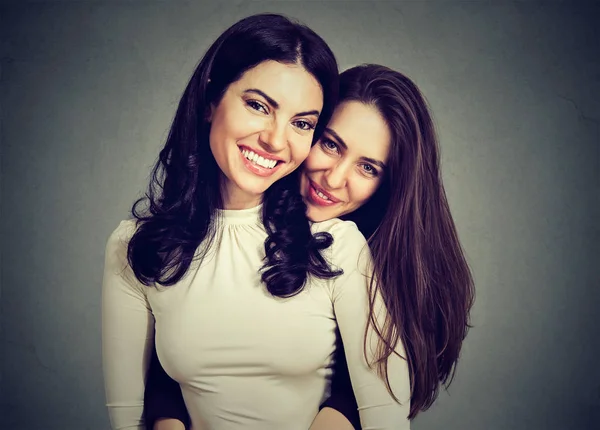 Flickvänner två bästa vänner omfamna krama varandra — Stockfoto