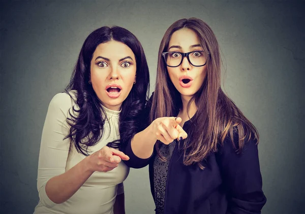 Twee jonge vrouwen zijn bang over iets wijzen vingers op camera — Stockfoto