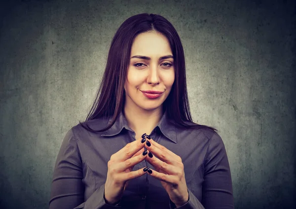 Frau mit schlitzohrigem Gesichtsausdruck, gute Idee — Stockfoto