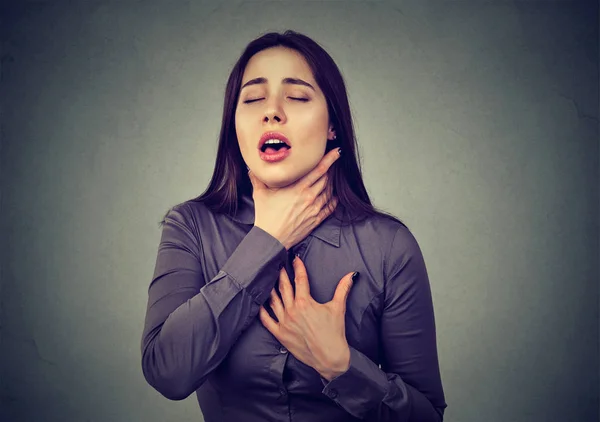 Femeia care suferă de atac de astm sau sufocare nu poate respira suferind de probleme respiratorii — Fotografie, imagine de stoc